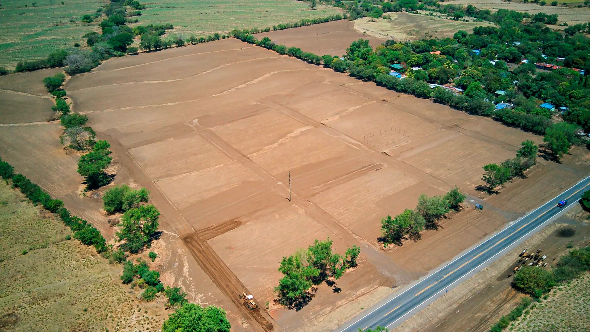 Lotes trazados junto a la carretera